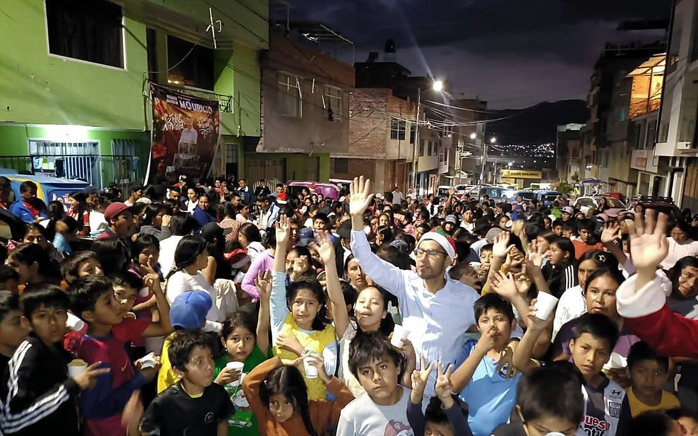 Chocolatada navideña con los niños del distrito